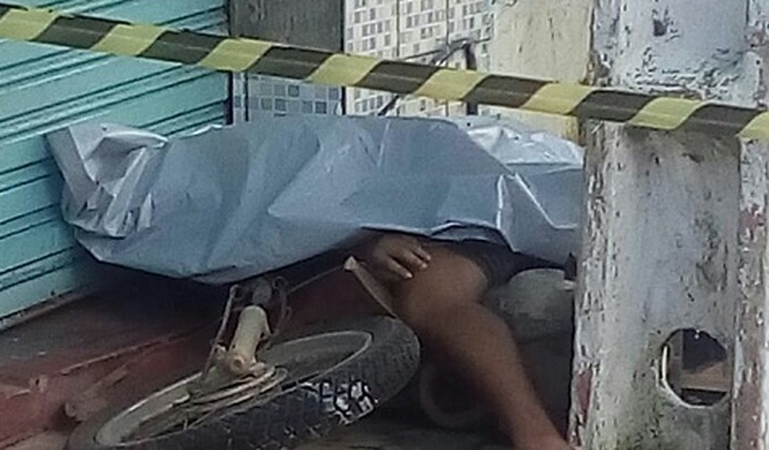 Homem perde controle de motocicleta, avança pela calçada e morre