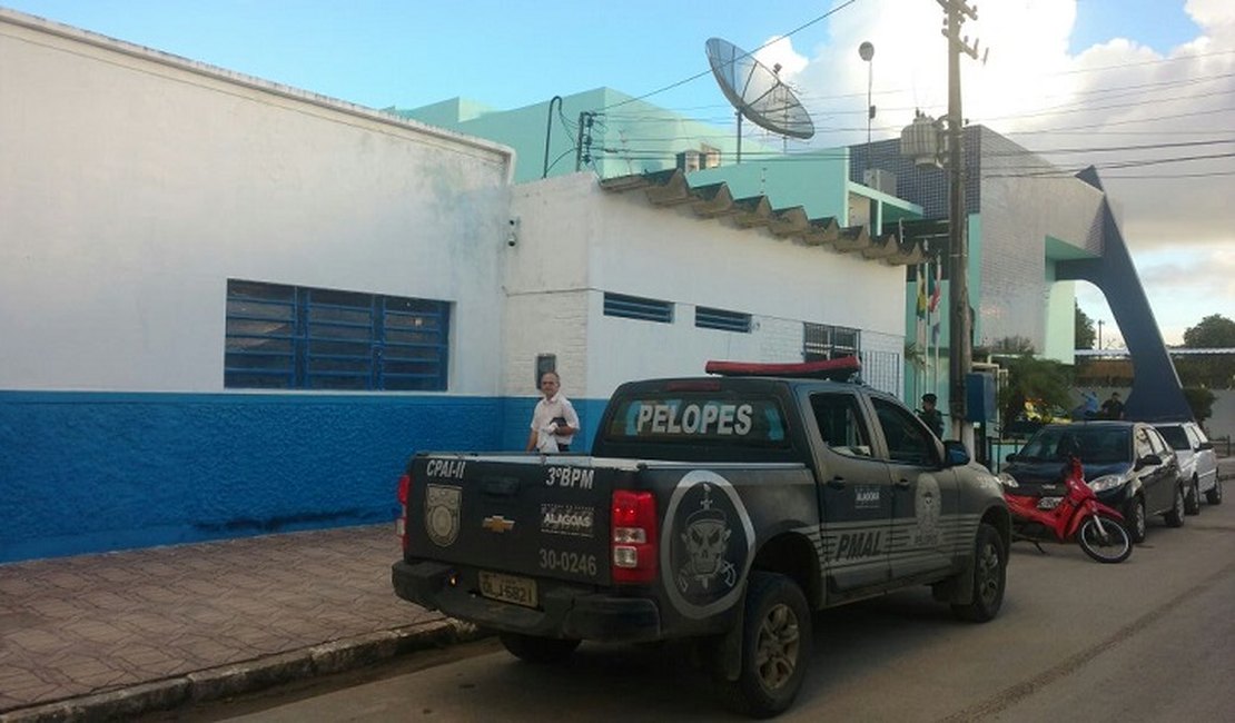 Criança efetua disparo acidental em escola no Centro de Arapiraca