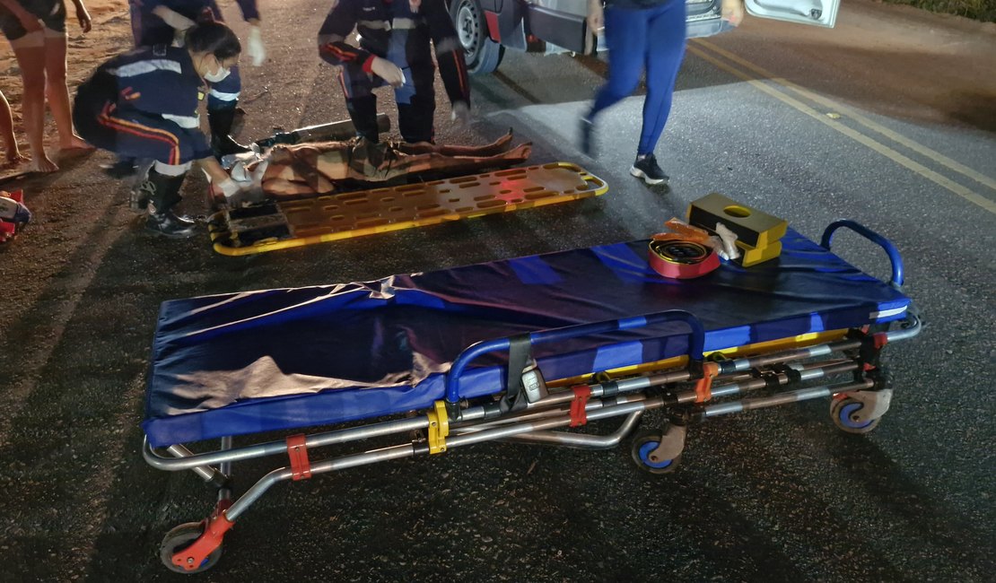 Manobra perigosa de motociclista termina em atropelamento de ciclista na AL-115, em Arapiraca