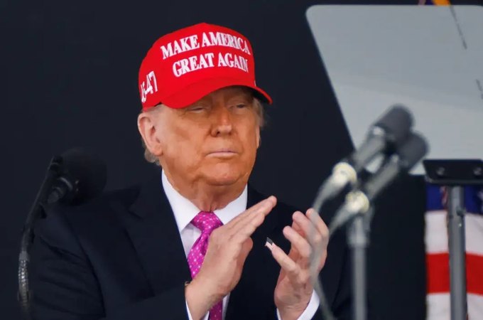 Trump intensifica guerra comercial com tarifas de 30% para UE e México