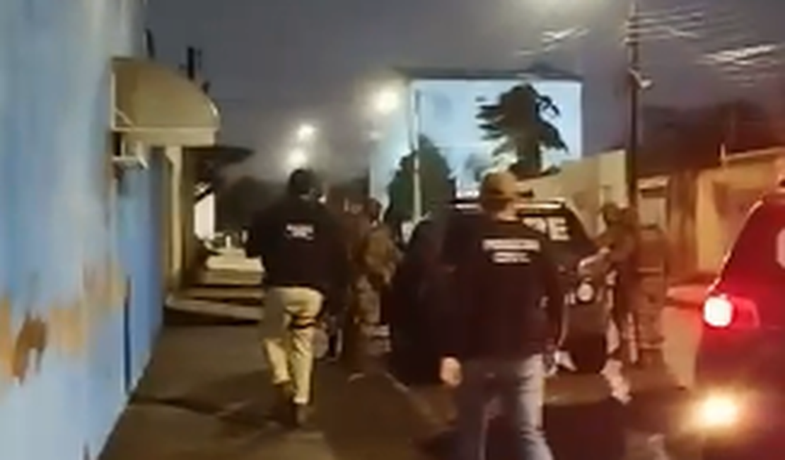 Operação interestadual cumpre mandados em Arapiraca e bloqueia cerca R$ 7 milhões em bens adquiridos por meio de 'laranjas'; principal investigado é natural da cidade