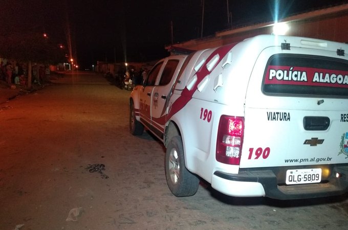Mulher de 25 anos é assassinada a tiros dentro de residência no bairro Primavera