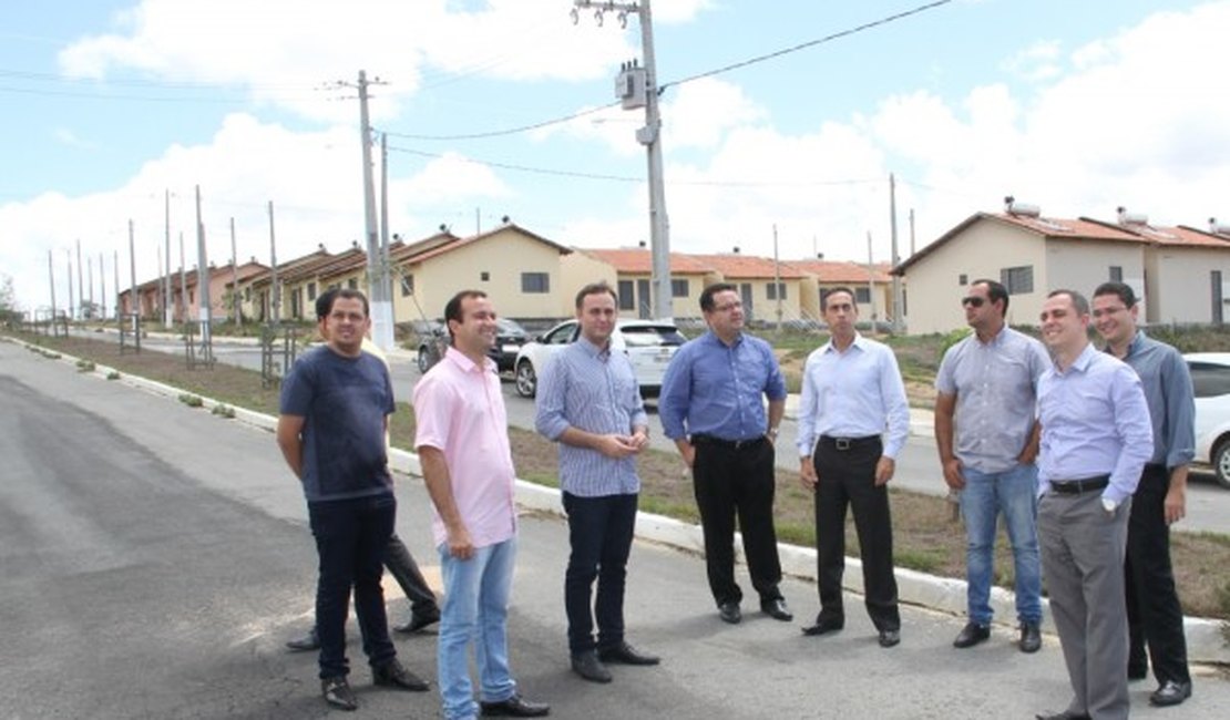 Prefeitura e BB definem cronograma para entrega das casas no Vale do Perucaba