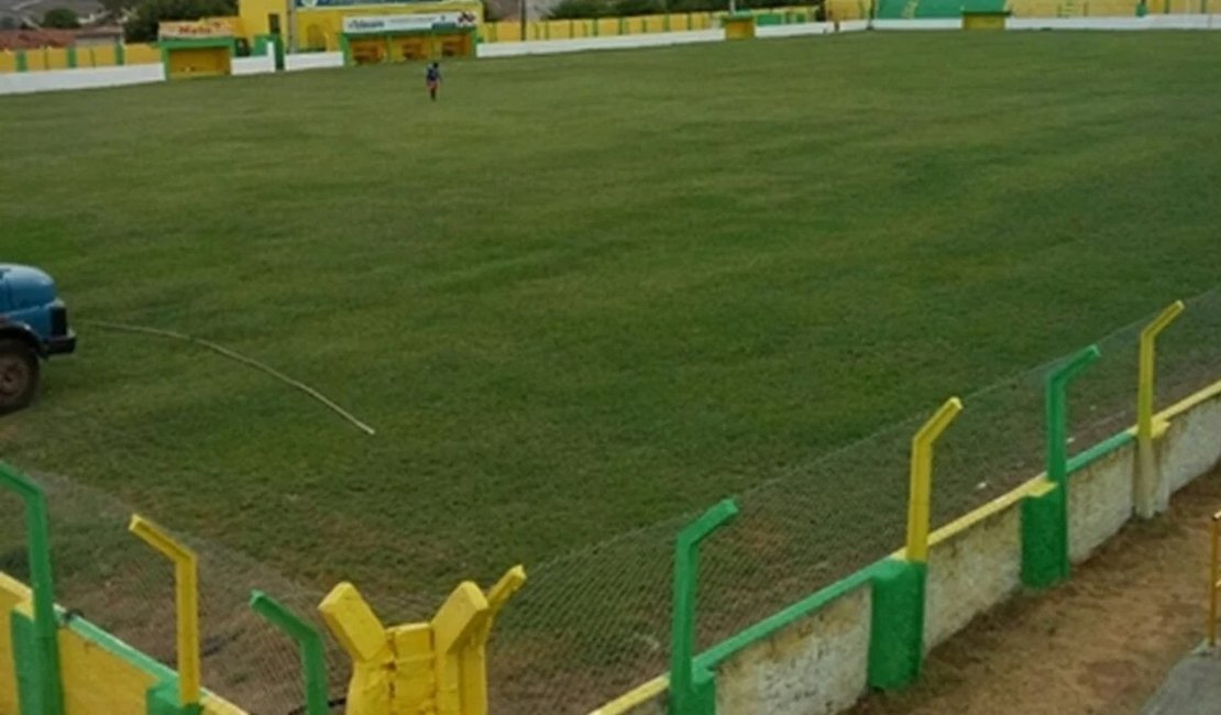 Homem cai de arquibancada de estádio em Santana do Ipanema e fratura braço