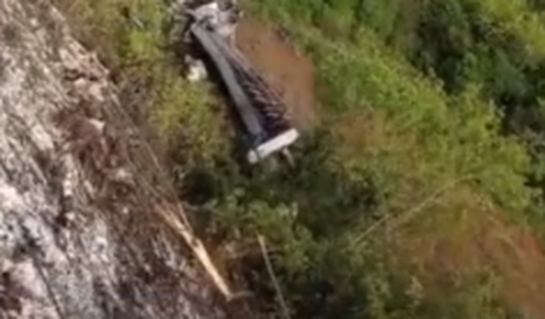 Motorista sofre fratura após caminhão cair em ribanceira na Serra das Pias, em Palmeira