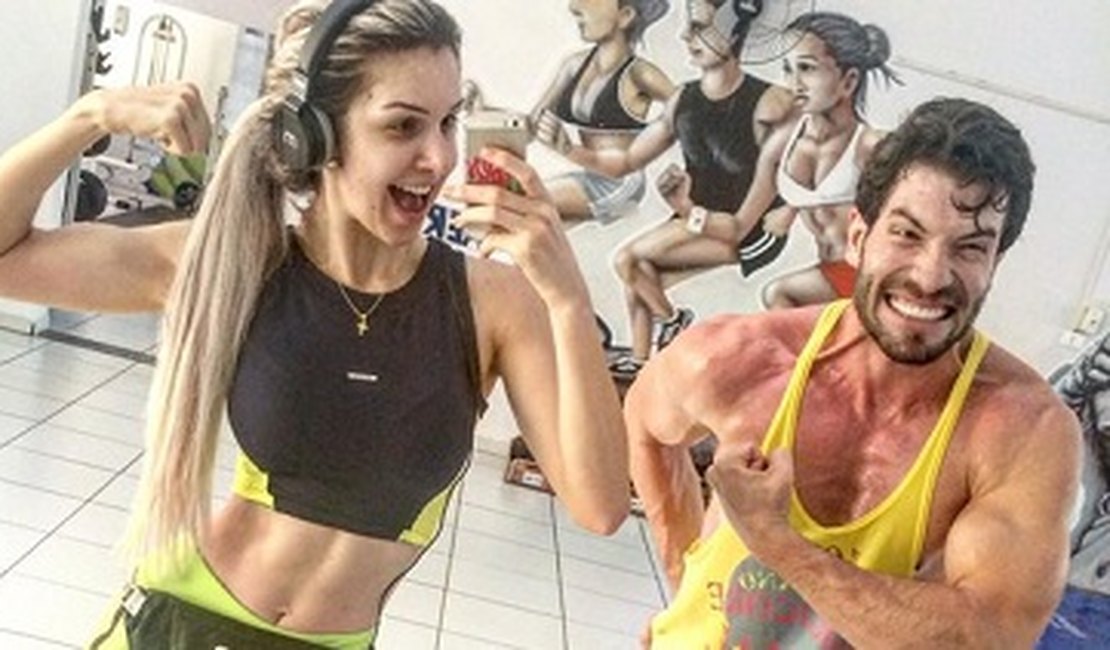 Ex-BBB Roni aparece supermusculoso em academia