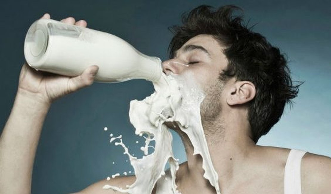 Homem é preso após ser 'amamentado' por mulher em local público: 'Estranho fascínio'