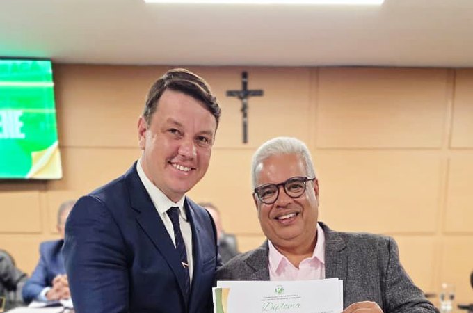 Fabinho da Comedoria recebe título de Cidadão Honorário de Arapiraca por indicação do vereador Vavazinho