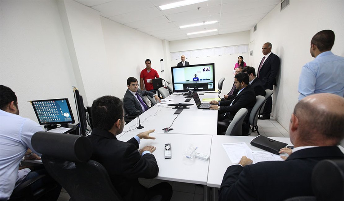 Justiça alagoana realiza 1ª audiência por videoconferência com preso