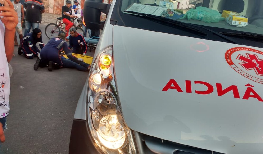 Colisão entre uma Honda Pop e uma Biz deixa uma mulher ferida no Centro de Arapiraca