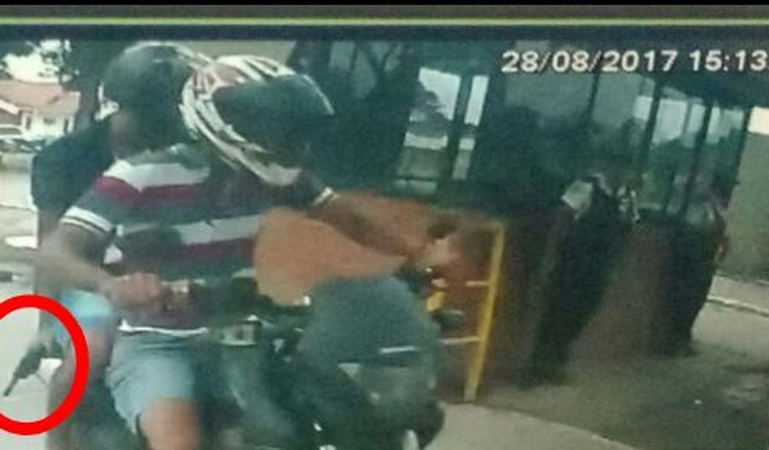 Dupla rouba mais de R$ 170 mil de homem na frente da agência bancária na Ufal, em Maceió