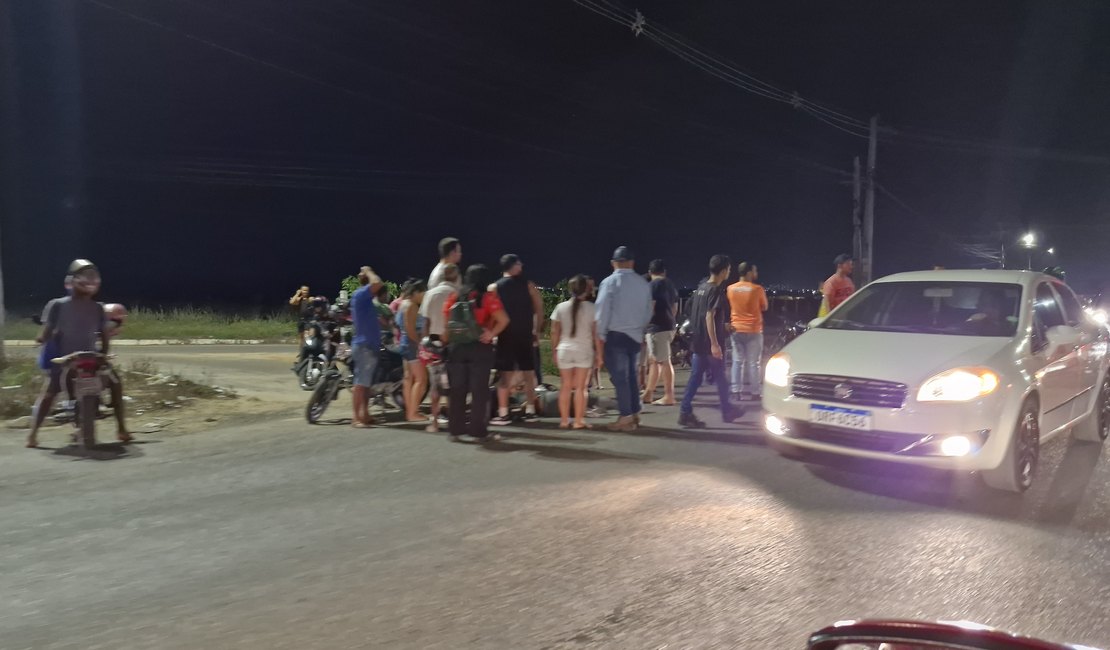 Mulher fica ferida em colisão entre motocicleta e veículo na AL-115, em Arapiraca