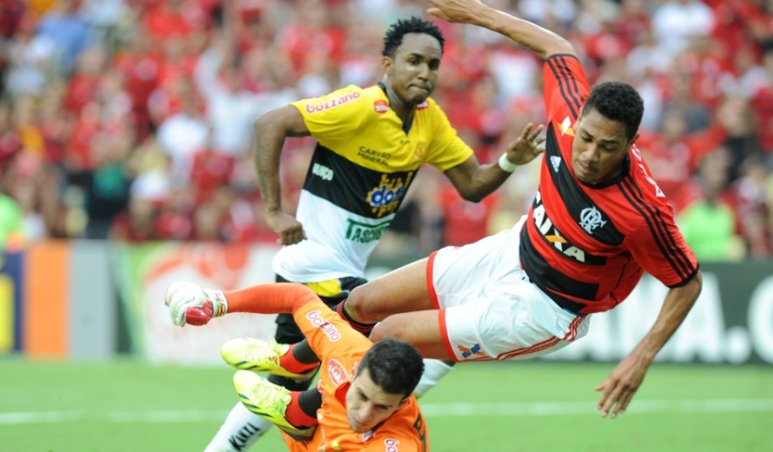 Flamengo vence Criciúma e segue subindo na tabela do Brasileirão
