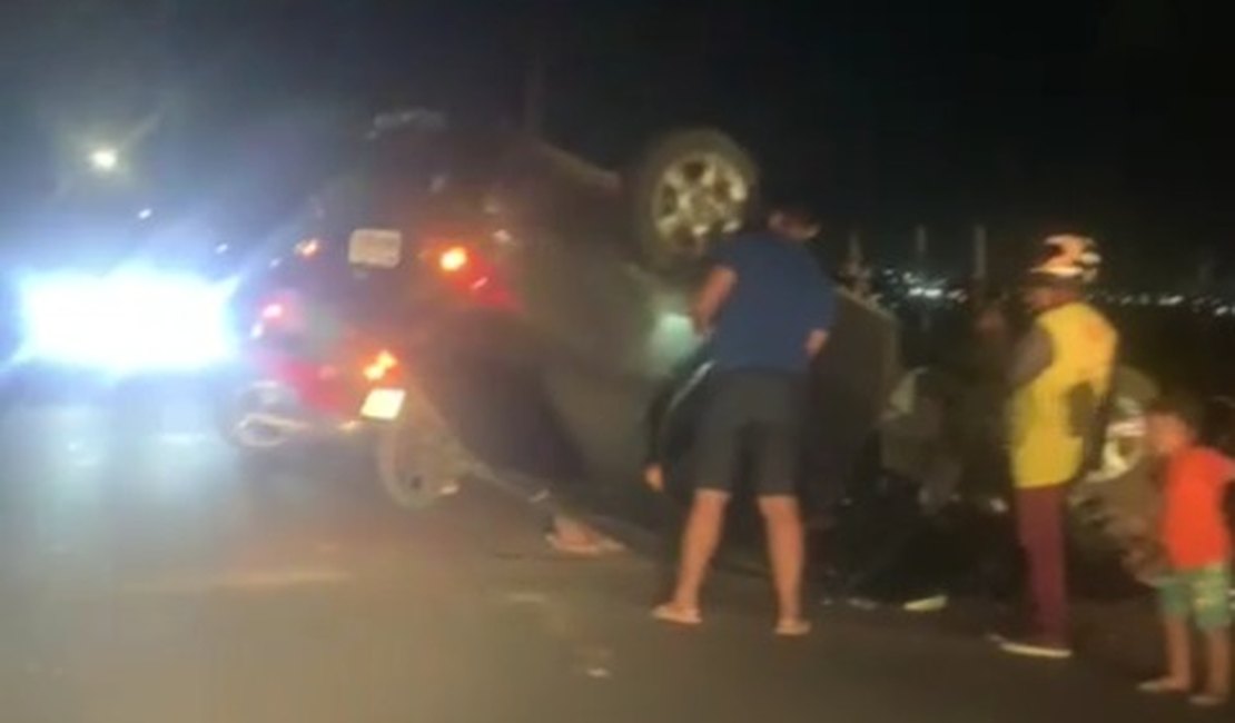 Homem é socorrido pelo Corpo de Bombeiros após passar mal e capotar veículo, em Arapiraca