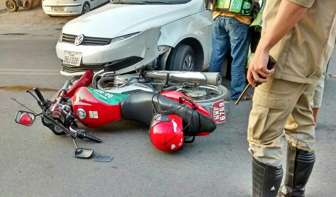 Mototaxista fica ferido após colisão com carro em Arapiraca
