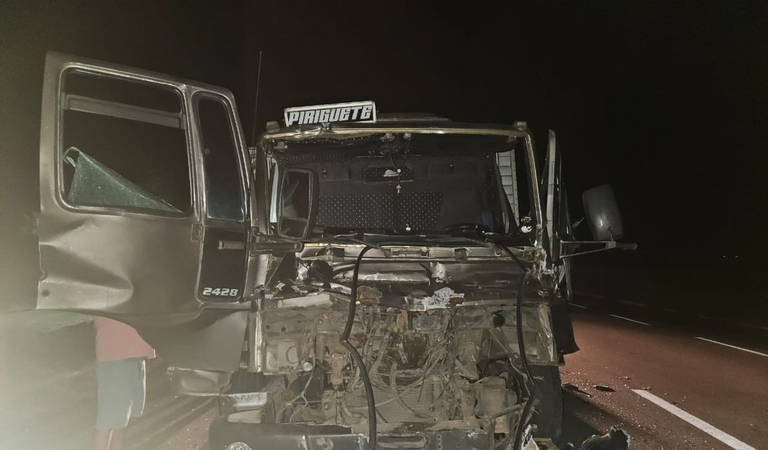 Duas pessoas ficam feridas em colisão entre carro e caminhão em Pilar