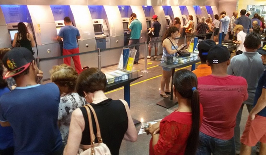 Transferência eletrônica entre bancos sem limite mínimo entra em vigor hoje