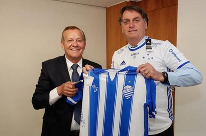Em Brasília, presidente do CSA tem camisa do clube autografada por Bolsonaro