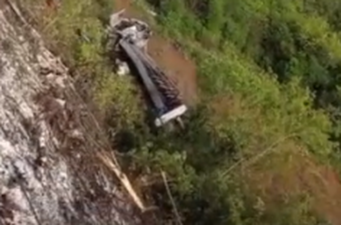 Motorista sofre fratura após caminhão cair em ribanceira na Serra das Pias, em Palmeira