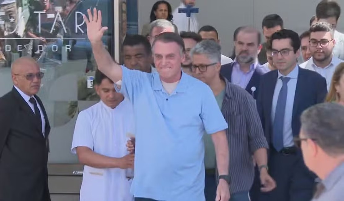 Bolsonaro tem alta três semanas após cirurgia para desobstruir intestino