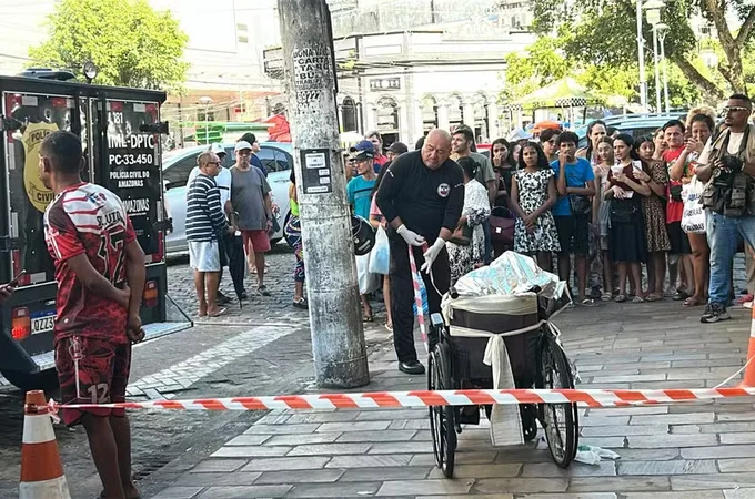 Homem é flagrado empurrando corpo do avô morto em cadeira de rodas para pedir dinheiro à pedestres