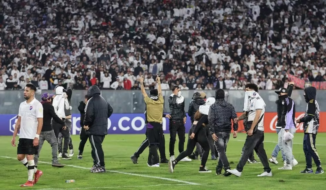 Conmebol dá vitória ao Fortaleza contra Colo-Colo após jogo com invasão