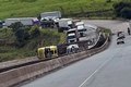 Motorista fica ferido após caminhão-cegonha tombar na BR-101, em Jequiá da Praia