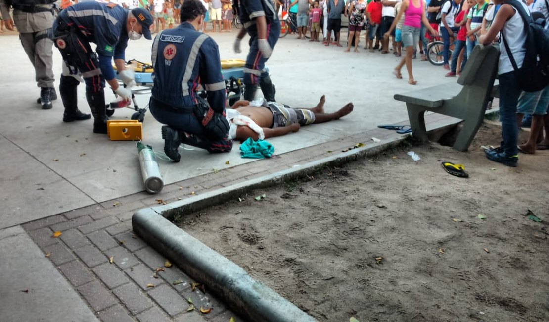 Vídeo: Dois jovens sofrem tentativa de homicídio em praça pública da Cohab Velha, em Arapiraca