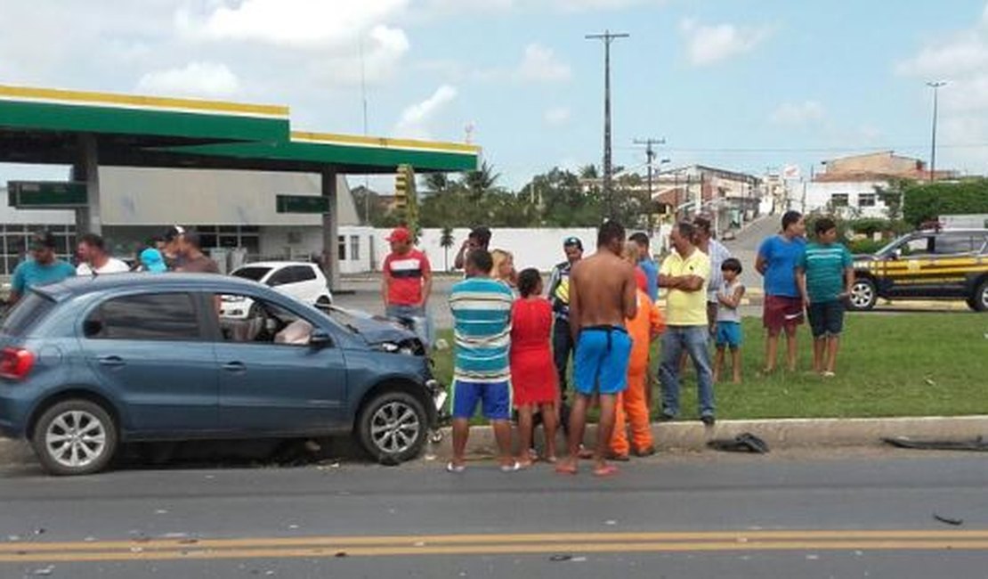 Duas pessoas ficam feridas em acidente no trevo de São Miguel dos Campos