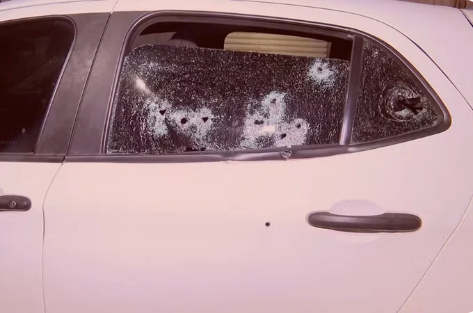 Criança morre baleada após carro da família ser atacado por engano durante troca de tiros entre facções no ES