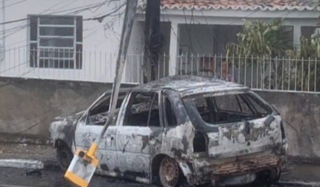 Poste fica destruído e carro pega fogo, após colisão, no Sertão de Alagoas