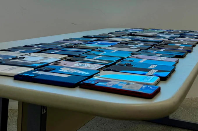 Mais 140 alagoanos recebem celulares recuperados pela SSP