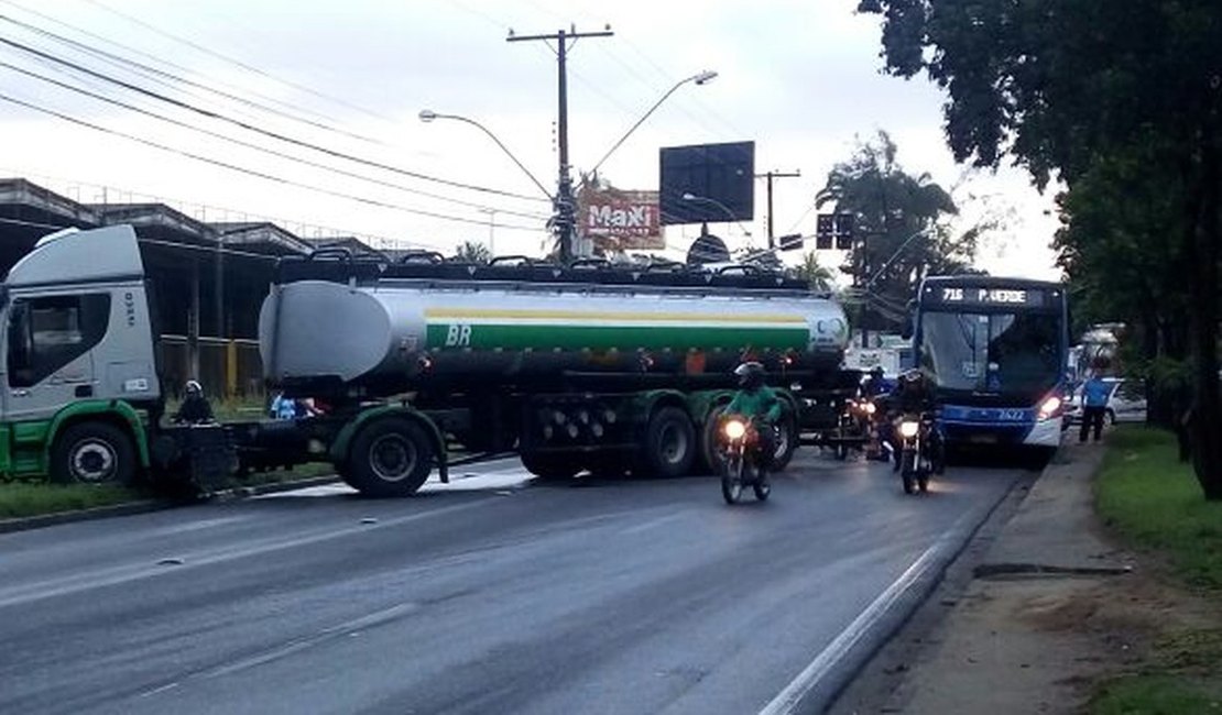 Caminhão derrama óleo na pista e interdita parte da Av. Durval de Góes, em Maceió