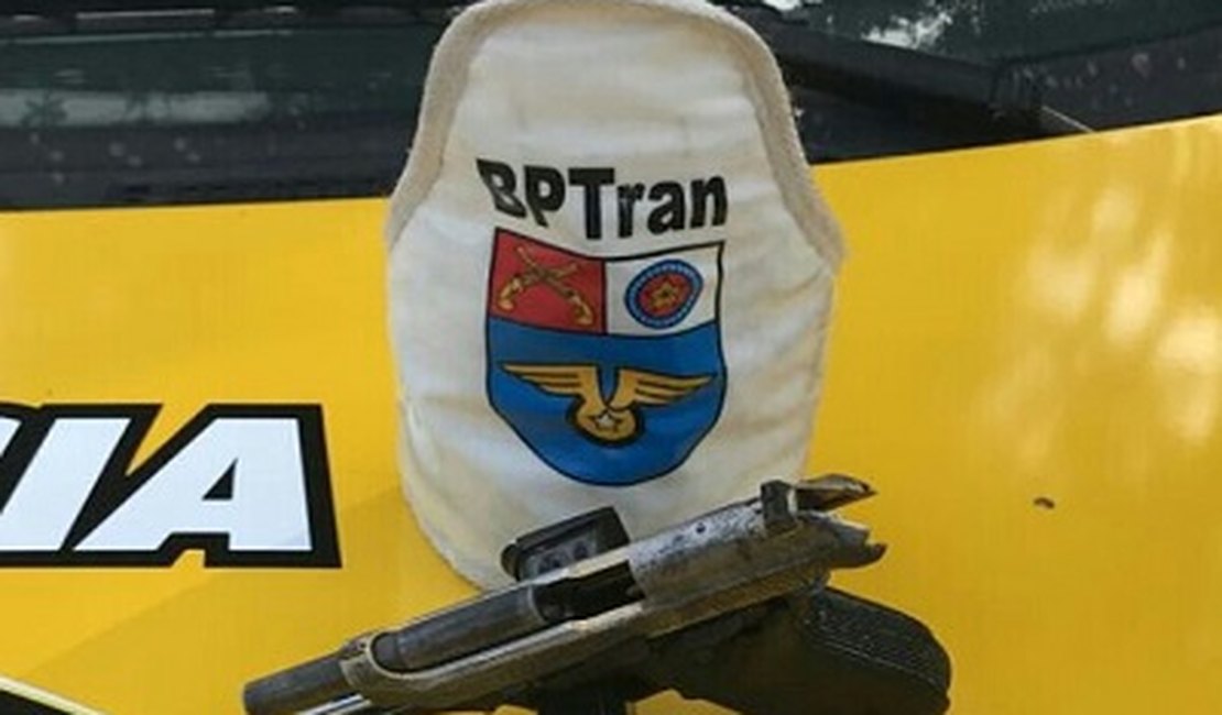 Duas pistolas são apreendidas pelo BPTran em bairros de Maceió