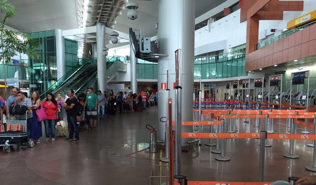 Voo é cancelado durante decolagem após ave atingir turbina em Maceió