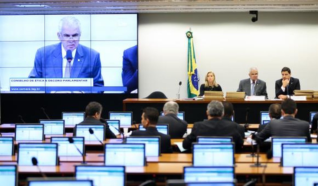 Conselho de Ética adia para quarta-feira decisão sobre Eduardo Cunha