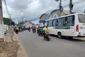 Entregador colide moto em traseira de micro-ônibus da linha Feira Grande/Arapiraca no bairro Guaribas