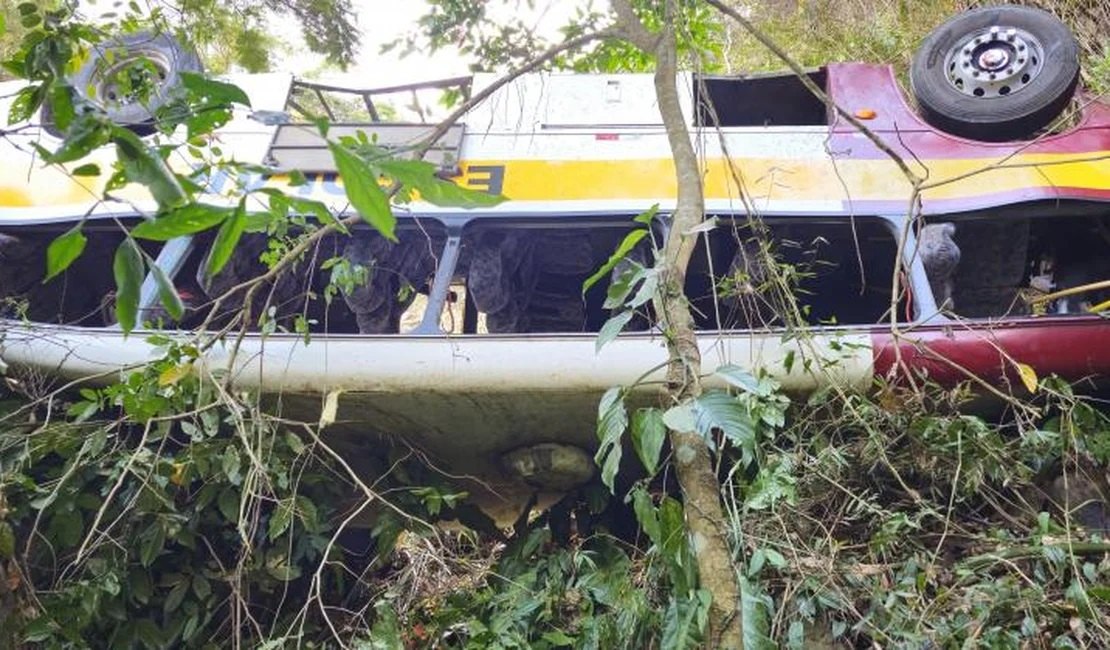 Remoção de ônibus acidentado na Serra da Barriga é suspensa novamente após quebra de equipamento