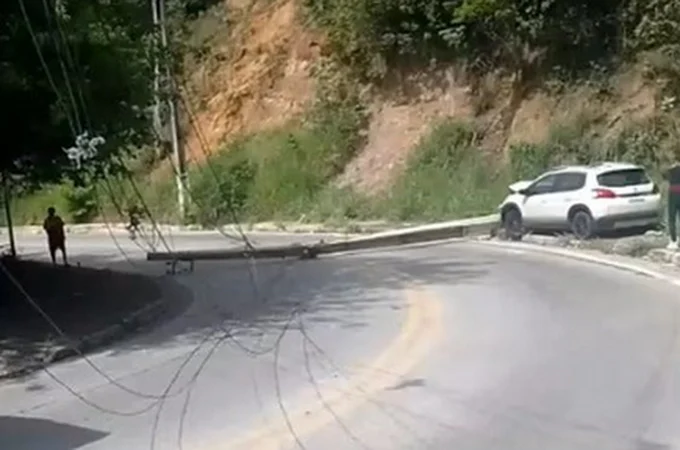 Carro atinge e derruba poste na Avenida Pierre Chalita, em Maceió