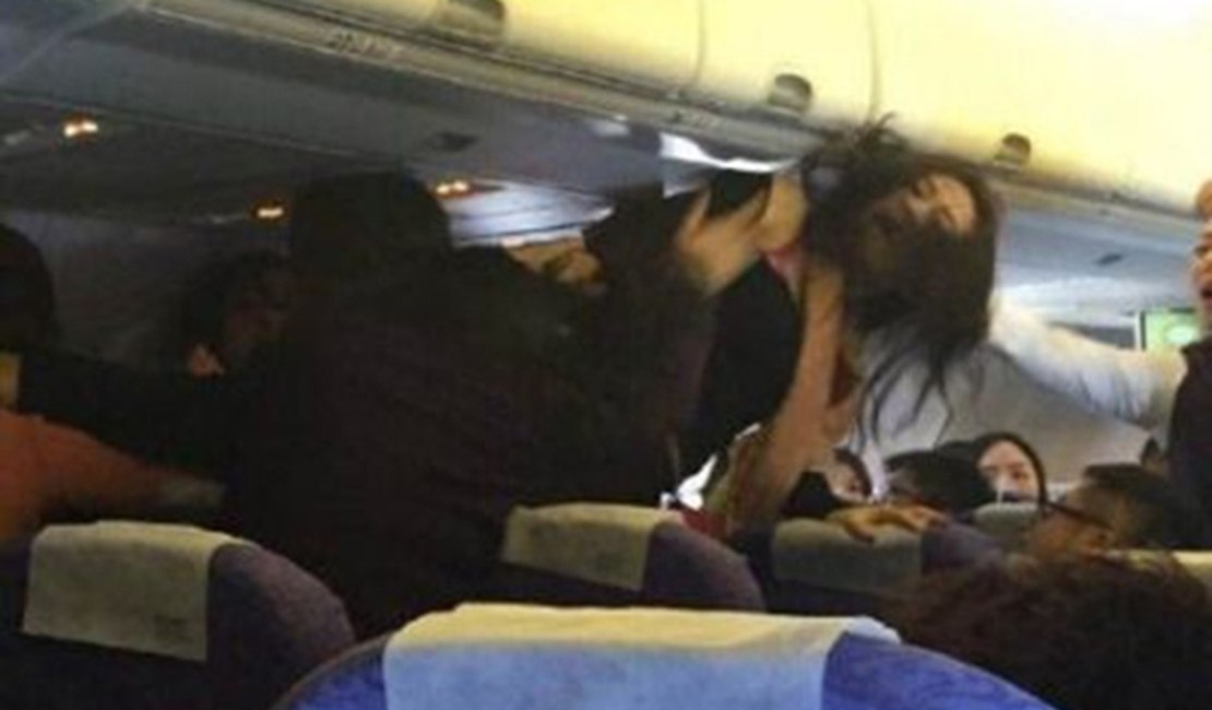 Avião quase faz pouso de emergência após passageiras brigarem durante voo