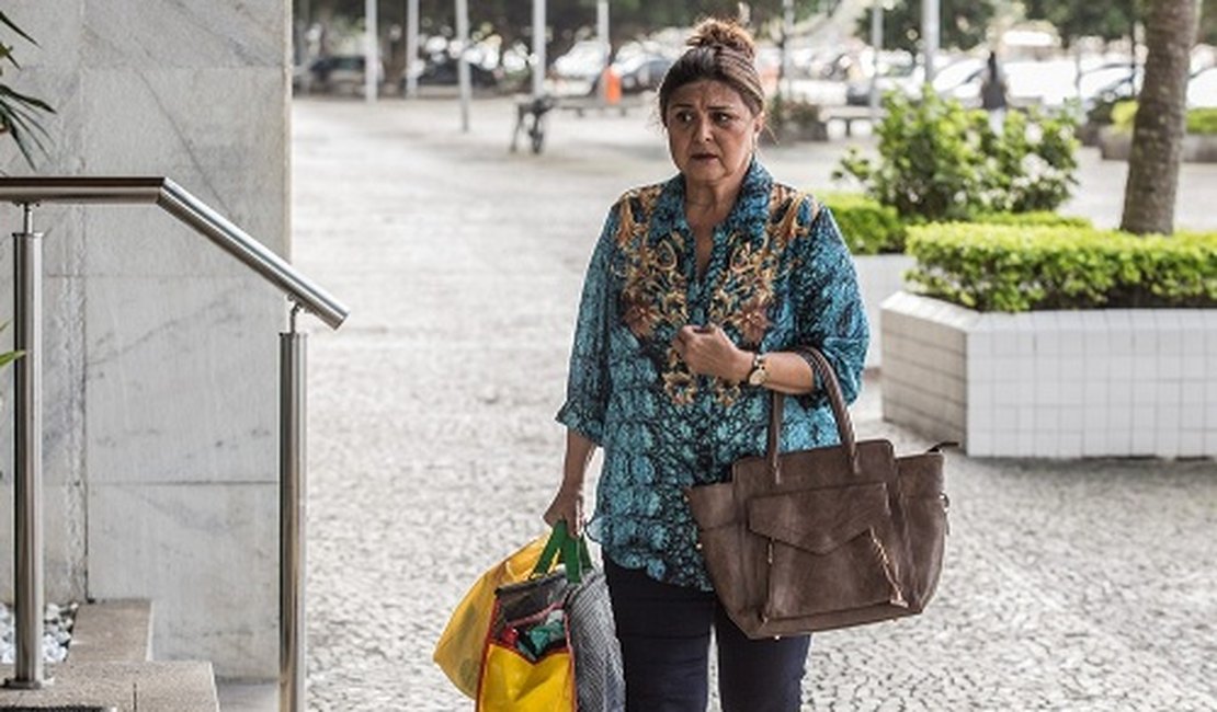 Polícia segue mãe de Bibi e encontra casal, em A Força do Querer