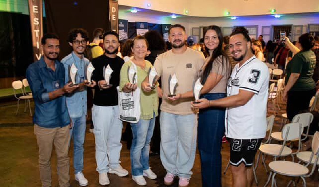 Grupo teatral Camboio de Doido, de Taquarana, é destaque nacional após receber prêmios em festivais
