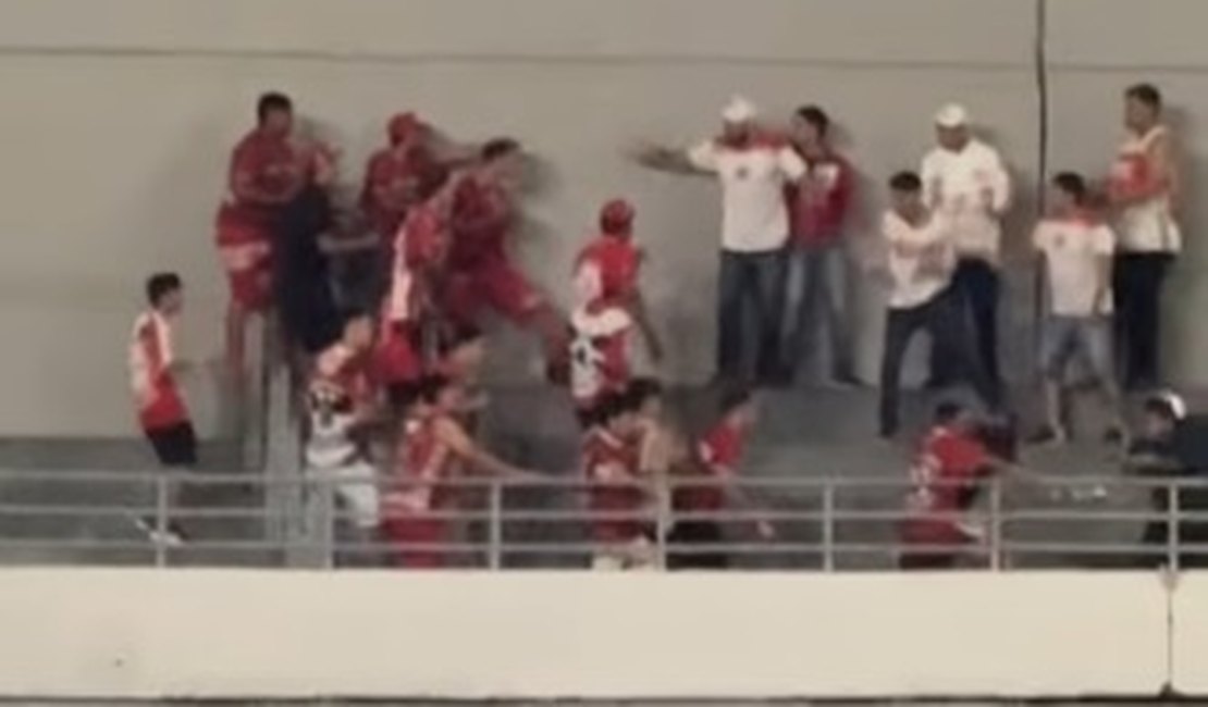 Briga entre torcidas organizadas do CRB é registrada após empate com a Ferroviária no Rei Pelé