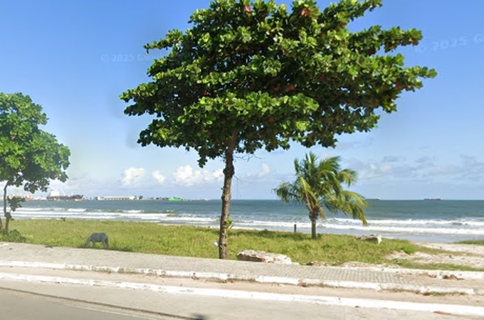 Homem é assassinado na faixa de areia da Praia da Avenida, em Maceió; perfurações foram encontradas no pescoço da vítima