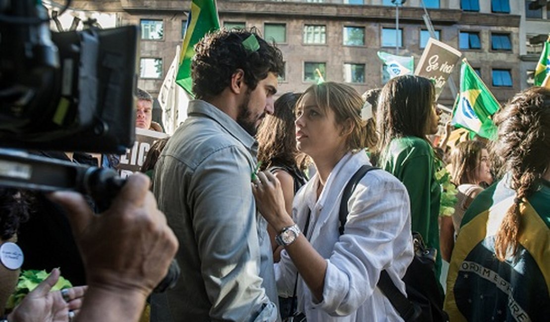 Mesmo casado, Renato entrega anel de noivado a Alice, em ‘Os Dias’