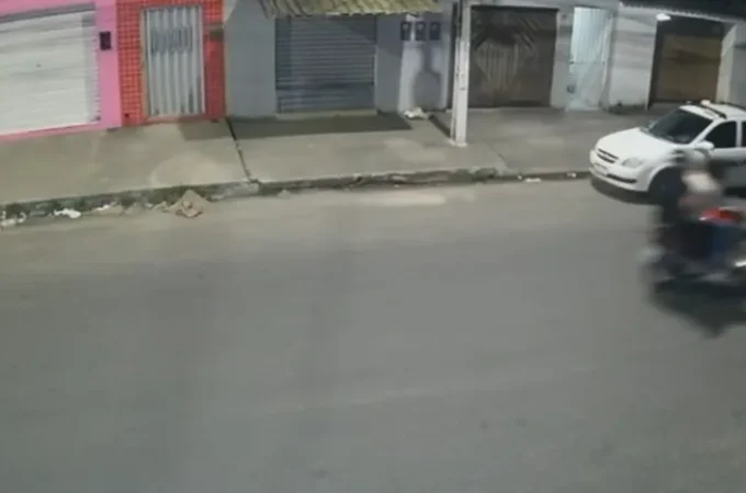 Atentado deixa um morto e três feridos na Feirinha do Village Campestre, em Maceió; assista o momento do crime
