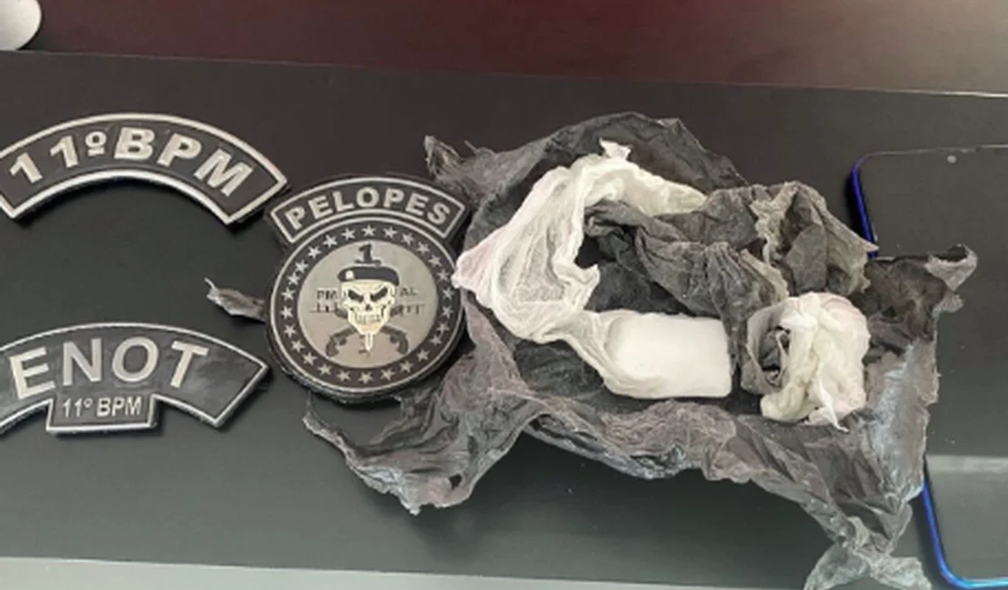 Mulher é presa após tentar se desfazer de bolsa com drogas ao avistar viatura da PM, em Penedo