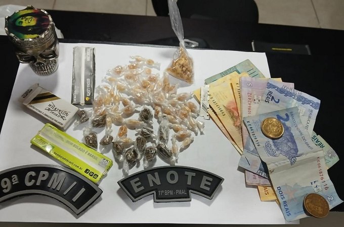 Abordagem da PM a motocicletas termina em flagrante de tráfico em Coruripe