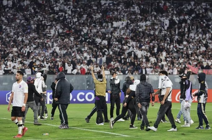 Conmebol dá vitória ao Fortaleza contra Colo-Colo após jogo com invasão