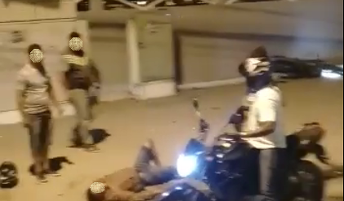 Jovem perde controle de motocicleta e colide contra poste na Rua Expedicionário, em Arapiraca